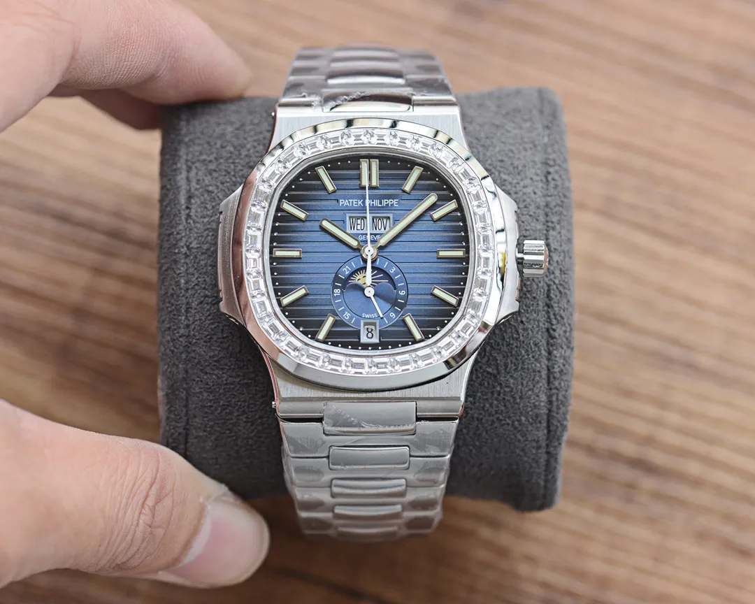 【Top replica】💰2400! Patek Philippe Sporty Elegance Series 5726/1A-014 1. The structure of the case is the same as the original one. The hole on the case is beveled. When the screw is screwed in, it will move downward to tighten the front cover. The three-layer waterproof ring screw-in crown makes the case super waterproof. 2. The replica movement in the 3.0 era is modified to Cal.324 S QA LU 24 H movement 3. The steel strap has good texture, can be bent flexibly, and is comfortable to wear. It does not have the bending range of some versions on the market that is not enough to wear on small wrists, and the strap cannot be bent. The buckle is made of spring steel and has good elasticity. 4. Functions include three-hand time display, month and week calendar display, and moon phase 24h display. The functions are real and usable. The quick adjustment position of the month and week is different from other versions on the market and remains consistent with the original.